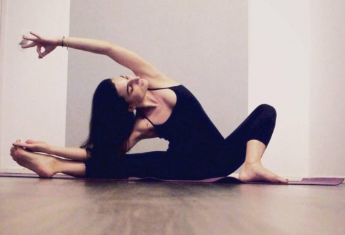 HIP & HOP In A Vinyasa Flow! – Eleni Valkanou